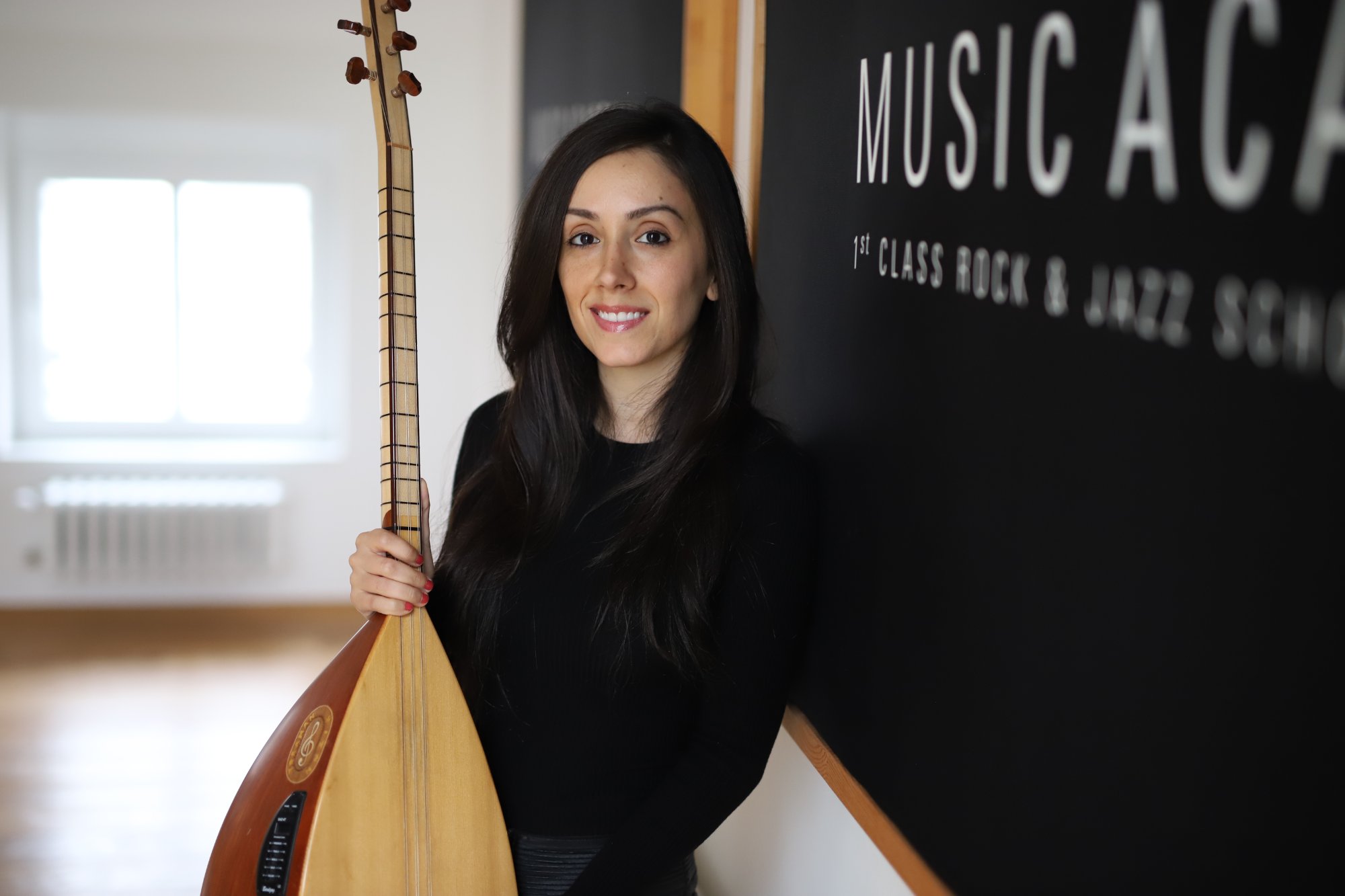Dozentin der [MA] Music Academy mit Instrument – qualifizierter Musikunterricht